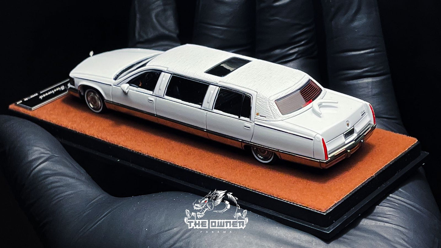 XiaoGuang Model 1:64 Dealer Edition 1992-1994 Cadillac Fleetwood Limousine (blanca) Diecast Car Model