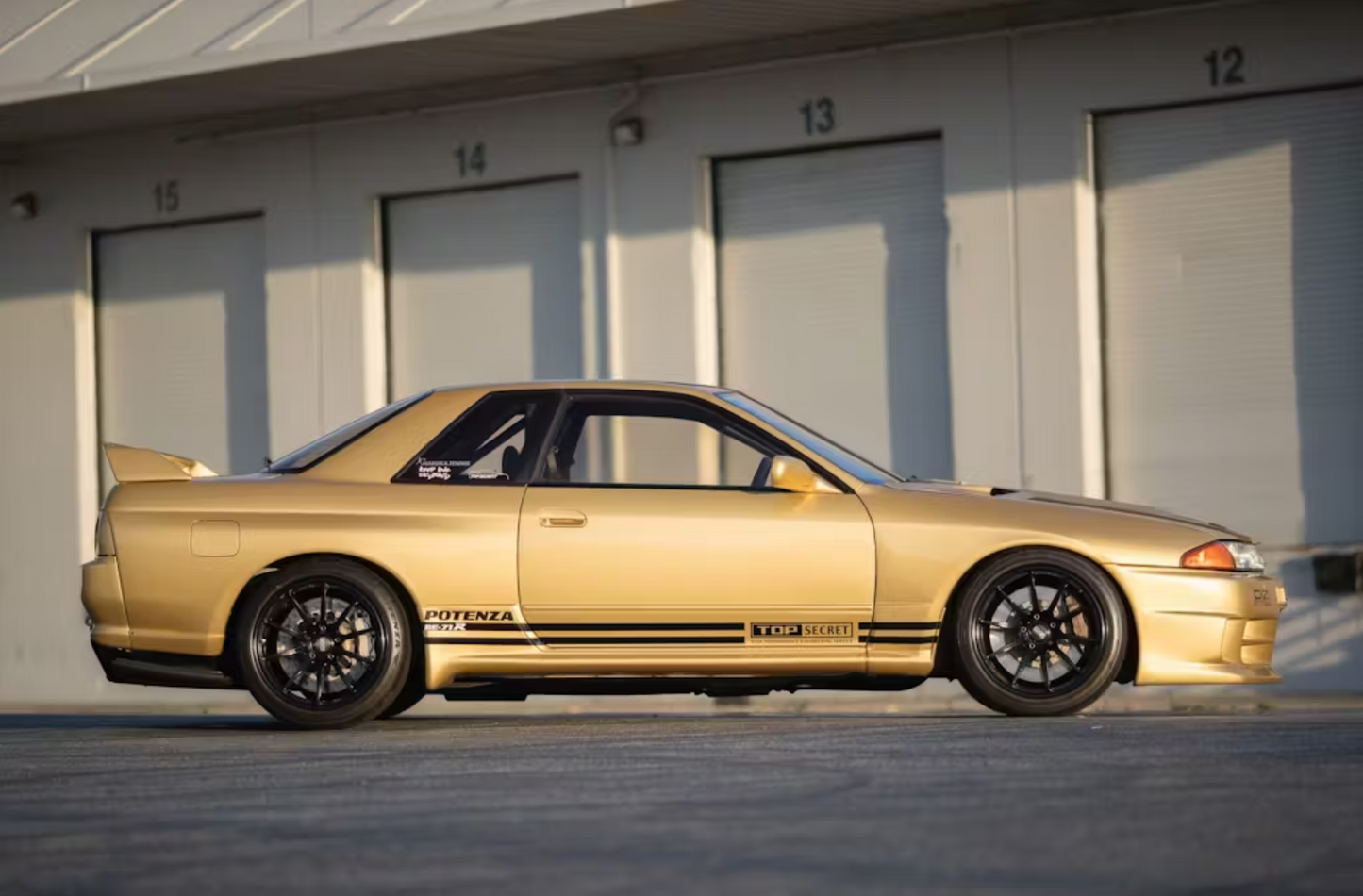 Focal Horizon Skyline GT-R R32 Top Secret Gold 1:64