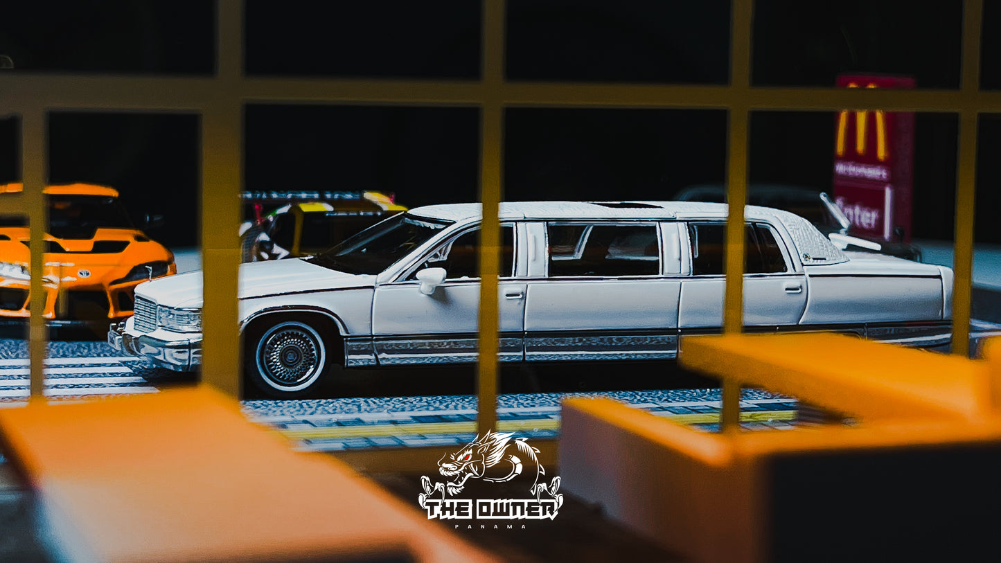 XiaoGuang Model 1:64 Dealer Edition 1992-1994 Cadillac Fleetwood Limousine (blanca) Diecast Car Model
