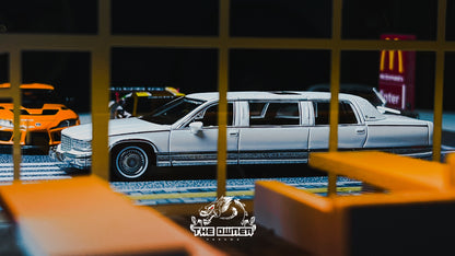 XiaoGuang Model 1:64 Dealer Edition 1992-1994 Cadillac Fleetwood Limousine (blanca) Diecast Car Model