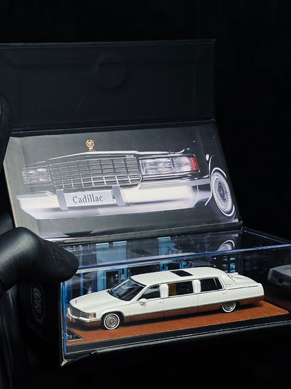 XiaoGuang Model 1:64 Dealer Edition 1992-1994 Cadillac Fleetwood Limousine (blanca) Diecast Car Model